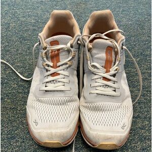 On Cloud Helion sneakers! Great condition. Size 10.